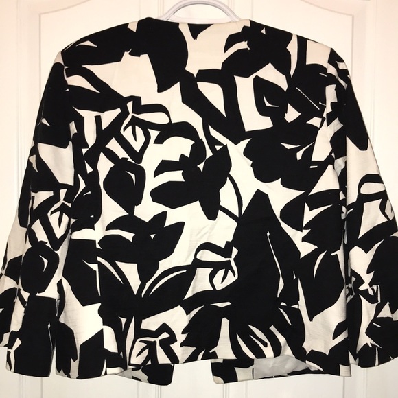 🧵 Black & Cream Ruffle Sleeve Blazer - Picture 2 of 3